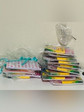 12 Party Bags: Multicolor 3” x 5” Mini Notebooks & Crayola 8pk Colored Pencils